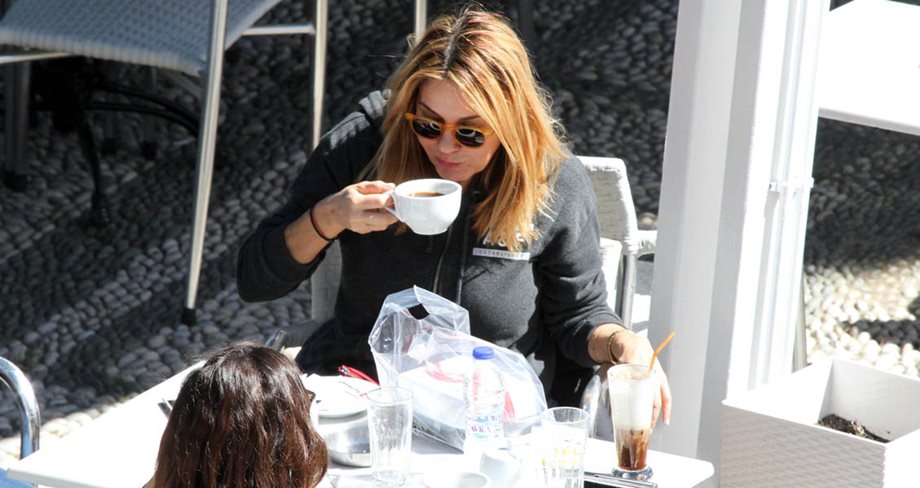 Χριστίνα Παππά: Απολαμβάνει το καφεδάκι της στον ήλιο των Σπετσών