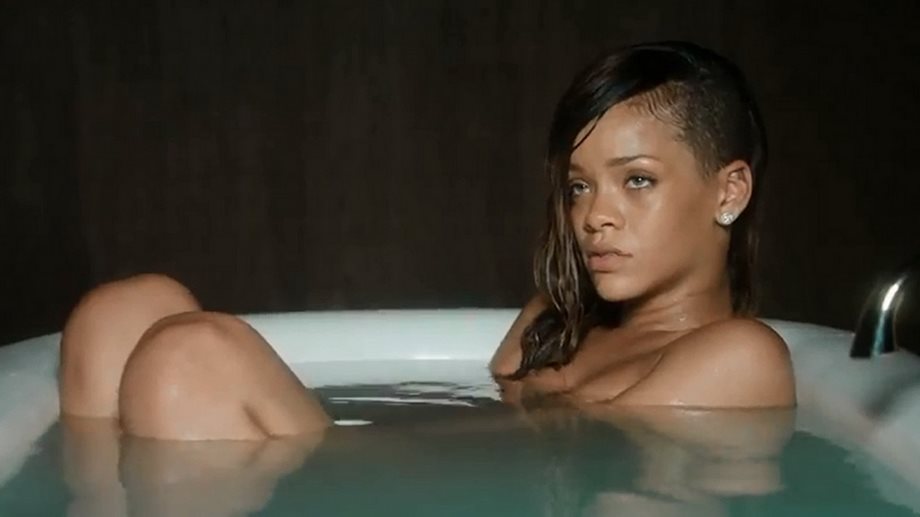 Η Rihanna γυμνή στην μπανιέρα! Και τα λόγια είναι περιττά