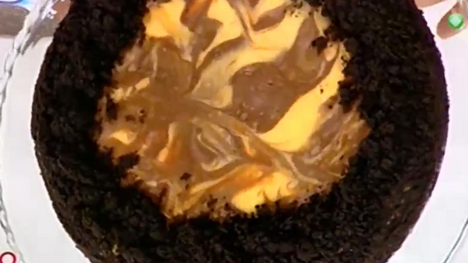 Απίθανο brownie cheesecake με βάση μπισκότα σοκολάτας (video)