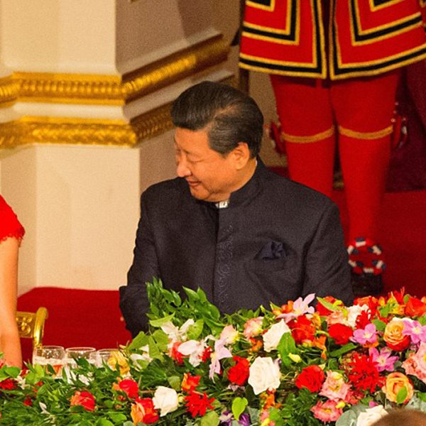 Kate Middleton: Εκθαμβωτική με κόκκινο φόρεμα στο πρώτο επίσημο δείπνο της Βασίλισσας