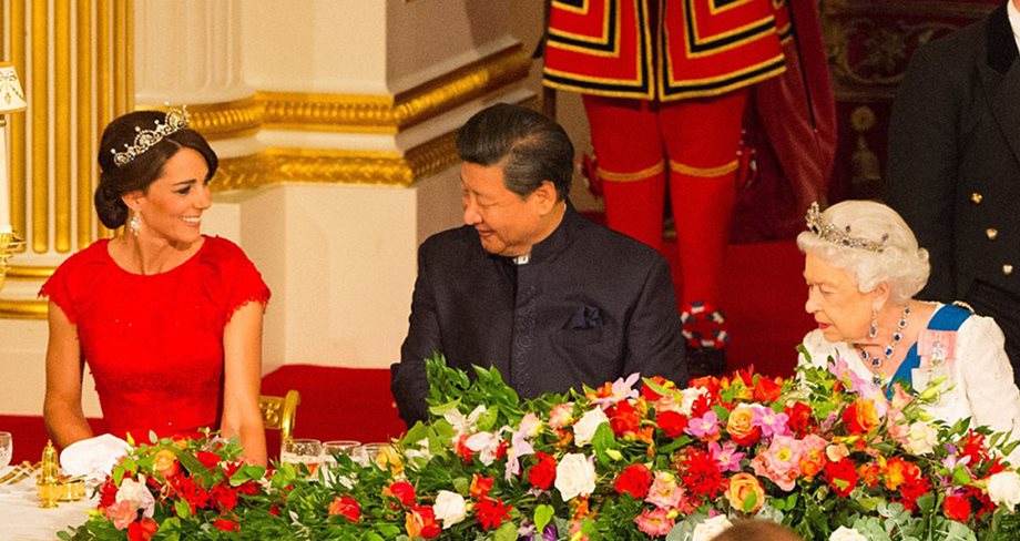 Kate Middleton: Εκθαμβωτική με κόκκινο φόρεμα στο πρώτο επίσημο δείπνο της Βασίλισσας
