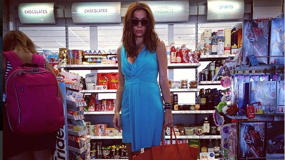 Δέσποινα Βανδή: Με φόρεμα, πλατφόρμες, υπέροχη τσάντα και κοκκάλινα γυαλιά, αν και άκεφη, έκανε τα ψώνια της στο αεροδρόμιο