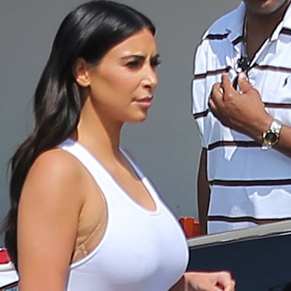 Kim Kardashian: Αποκαλυπτική μεσημεριανή εμφάνιση με λευκό φόρεμα που διέγραφε...