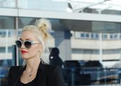 H Gwen Stefani με ένα μάυρο σύνολο δίπλα στο γιο της, ο οποίος έχει ιδιαίτερο στυλ και στον τρόπο που ντύνεται
