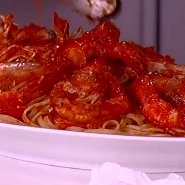 Λιγκουίνι με γαρίδες και σάλτσα βασιλικού από τον Άκη Πετρετζίκη VIDEO