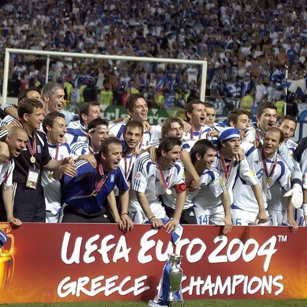 10 χρόνια από τη μέρα που η Ελλάδα σήκωσε το ευρωπαϊκό Κύπελλο
