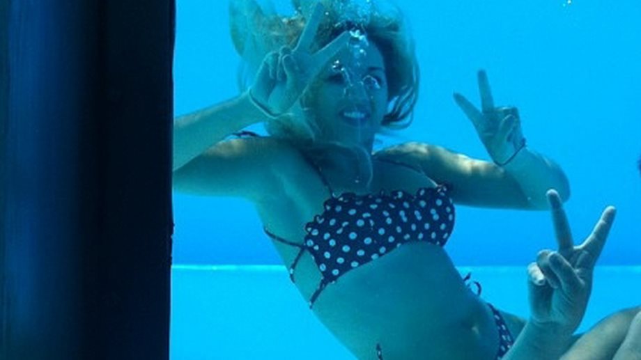Η Κωνσταντίνα Σπυροπούλου κολυμπά σε πισίνα με γυάλινα τοιχώματα και ποζάρει αδυνατισμένη