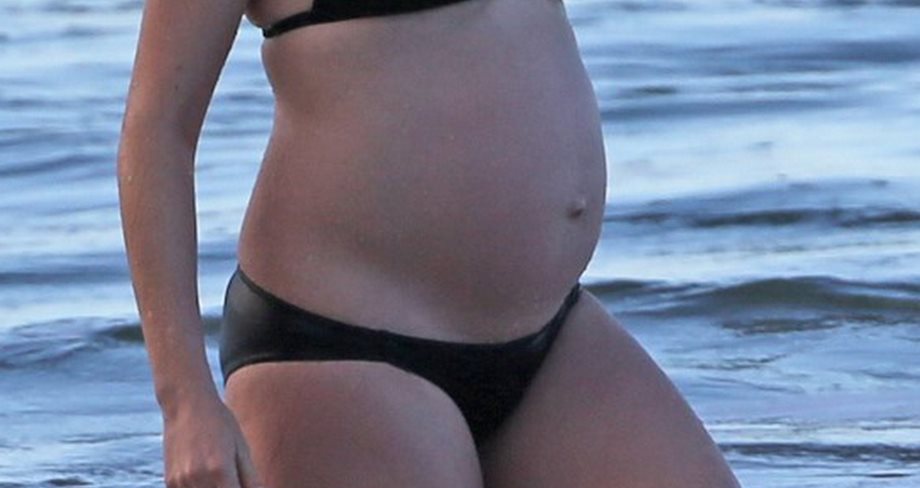 Η πασίγνωστη celebrity απόλαυσε βουτιές στον όγδοο μήνα της εγκυμοσύνης