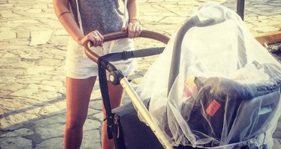 Η Ελληνίδα celebrity μανούλα γέννησε πριν λίγες εβδομάδες και έκανε βόλτα με το νεογέννητο