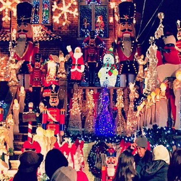 Ο πασίγνωστος Έλληνας τραγουδιστής απολαμβάνει αυτή την απίστευτη χριστουγεννιάτικη θέα