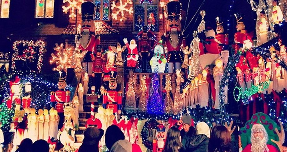 Ο πασίγνωστος Έλληνας τραγουδιστής απολαμβάνει αυτή την απίστευτη χριστουγεννιάτικη θέα