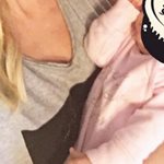 Η ξανθιά Ελληνίδα παρουσιάστρια ποζάρει στο Instagram αγκαλιά με το νεογέννητο