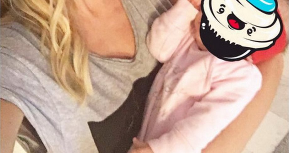 Η ξανθιά Ελληνίδα παρουσιάστρια ποζάρει στο Instagram αγκαλιά με το νεογέννητο