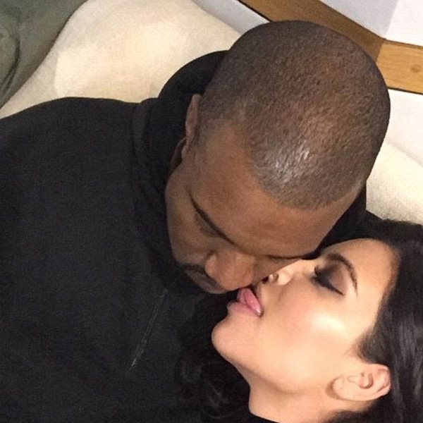 Kim Kardashian: Το δημόσιο... "γλείψιμο" στον σύζυγό της