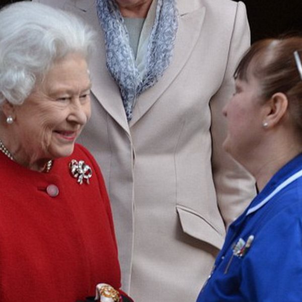 Η βασίλισσα Ελισάβετ βγήκε πριν από λίγο από το νοσοκομείο όπου εισήχθη χτες με γαστρεντερίτιδα
