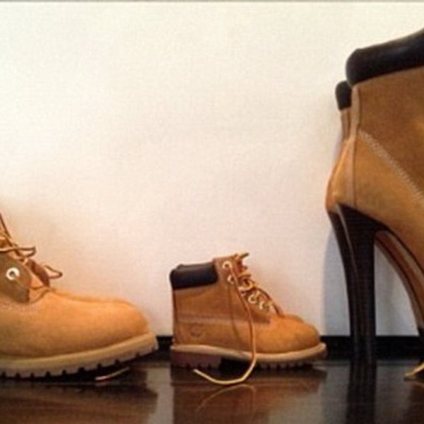 Beyonce - Jay Ζ - Βlue Ιvy με τα ίδια παπούτσια.  Ένα για το μπαμπά, ένα για τη μαμά και ένα για το μωρό!