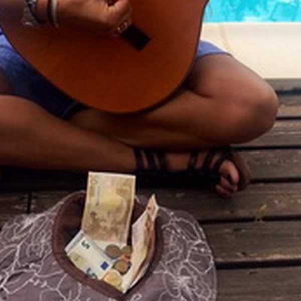 Η Ελληνίδα παρουσιάστρια βγήκε να τραγουδήσει με μια κιθάρα για να μαζέψει χρήματα...