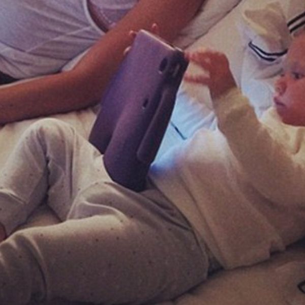 Το μωράκι απολαμβάνει το αγαπημένο του παιδικό πρόγραμμα στο tablet δίπλα στην εγκυμονούσα μανούλα του