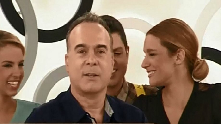 Ο Φώτης Σεργουλόπουλος έδωσε 125.000 ευρώ σε πολύ γνωστή τραγουδίστρια για να... κόψει τα μαλλιά της (video)