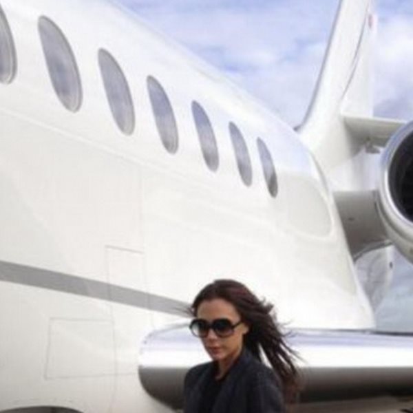 Η Victoria Beckham ταξίδεψε με το ιδιωτικό της jet, φορώντας παλτό, αξίας 4.000 ευρώ!