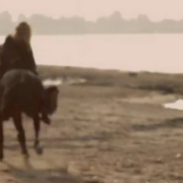 Η τραγουδίστρια "τσακώθηκε" με τον αγαπημένο της και πήγε βόλτα στην παραλία με το άλογο της
