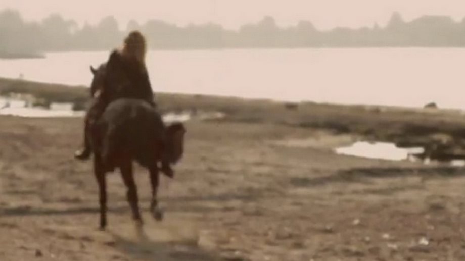 Η τραγουδίστρια "τσακώθηκε" με τον αγαπημένο της και πήγε βόλτα στην παραλία με το άλογο της
