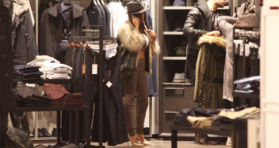 Φόρεσε γούνα, καπέλο, crop top, ψηλοτάκουνες γόβες για να... πάει για ψώνια σε εμπορικό κέντρο