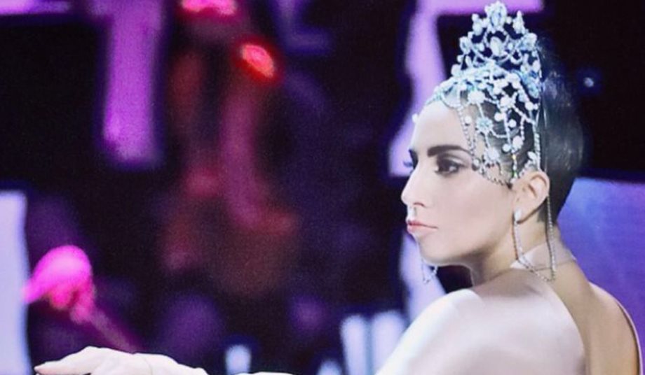 Lady Gaga: Στη σκηνή με δημιουργία Celia Kritharioti