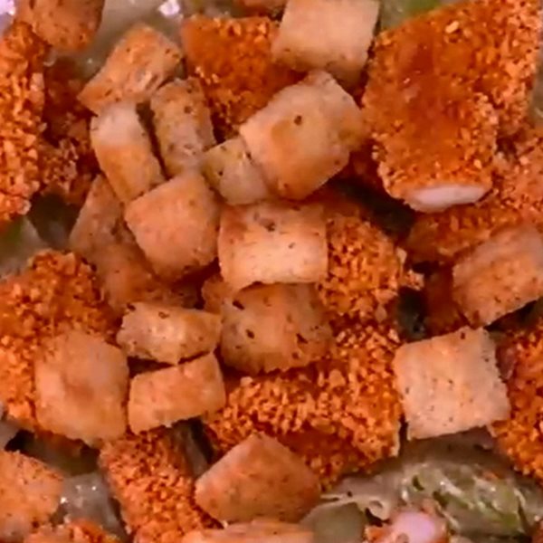 Σαλάτα caesar με τραγανό κοτόπουλο από τον Άκη Πετρετζίκη (Video)