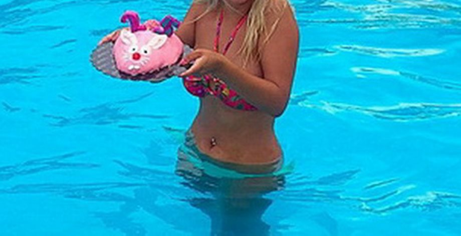 Η Ελληνίδα παρουσιάστρια γιόρτασε τα γενέθλιά της μέσα στην πισίνα!