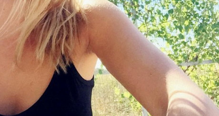 Η ξανθιά παρουσιάστρια του Alpha έβγαλε selfie... στο χωράφι!