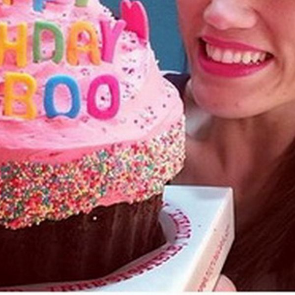Η Μαίρη Συνατσάκη έκλεισε τα 29 και το γιόρτασε με μια πολύχρωμη τούρτα- cupcake!