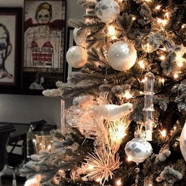 Αυτό είναι το πολύ εντυπωσιακό χριστουγεννιάτικο δέντρο του Έλληνα celebrity