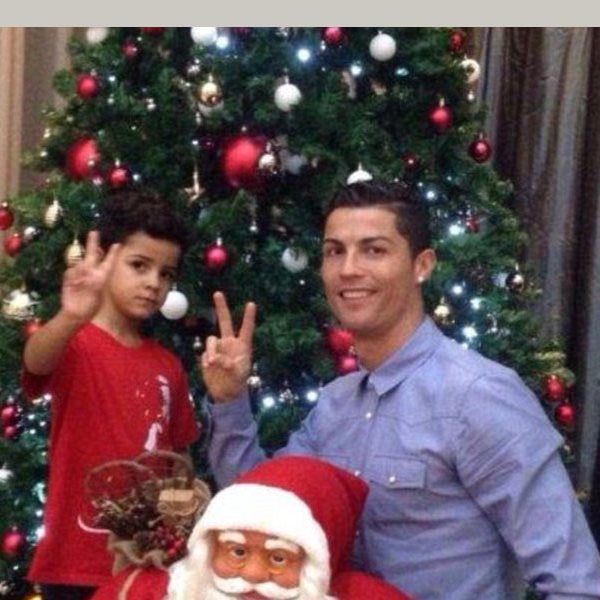Cristiano Ronaldo: Ποζάρει με τον γιο του και τον Άγιο Βασίλη μπροστά από το Χριστουγεννιάτικο δέντρο