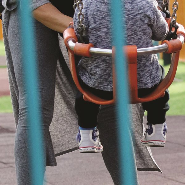 Μετά το χειρουργείο, η Ελληνίδα celebrity στο πάρκο με τον γιο της