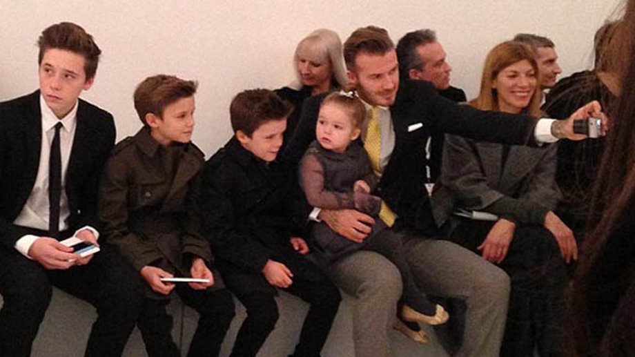 Σύσσωμη η οικογένεια Beckham στην επίδειξη μόδας της Victoria