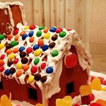 Η τραγουδίστρια με τον γιο της έφτιαξαν Christmas Gingerbread House!