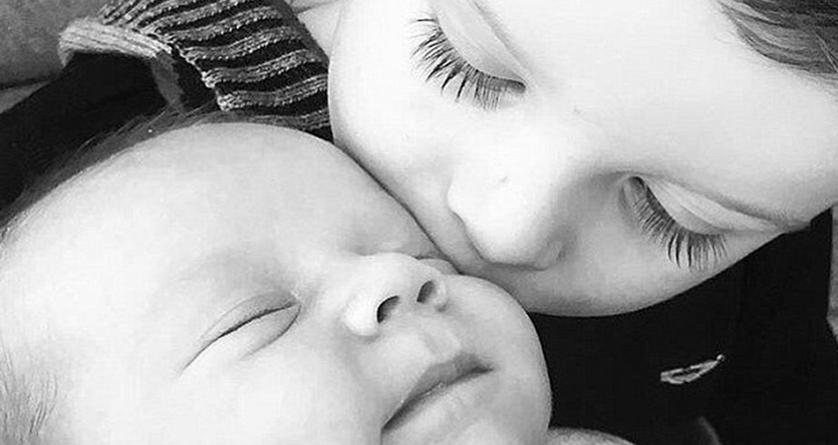 Η celebrity μανούλα απαθανάτισε το νεογέννητο γιό της με τον αδερφούλη του!
