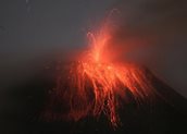 Στιγμιότυπο από την έκρηξη του ηφαιστείου Τουνγκουράουα στον Ισημερινό. Το ηφαίστειο είναι ενεργό από το 1999.