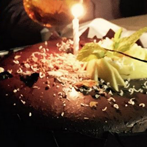 Ο Έλληνας παρουσιαστής είχε γενέθλια και η σύζυγός του τον περίμενε με τούρτα – έκπληξη!
