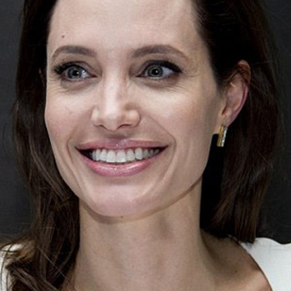 Angelina Jolie: Εντυπωσιακή εμφάνιση στην συνέντευξη τύπου για τη νέα της ταινία