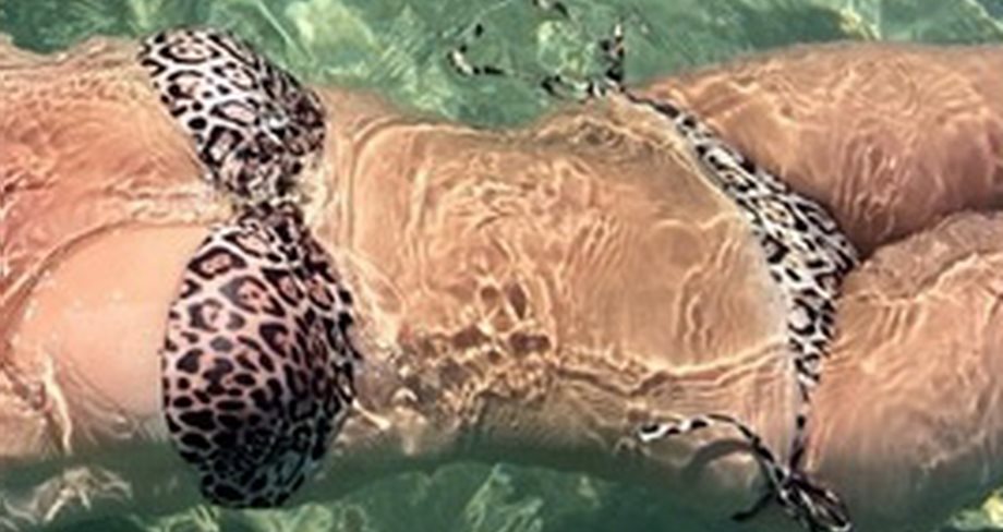 Ένα τιγρέ bikini ήταν αρκετό για να αναστατώσει την παραλία της Χαλκιδικής...