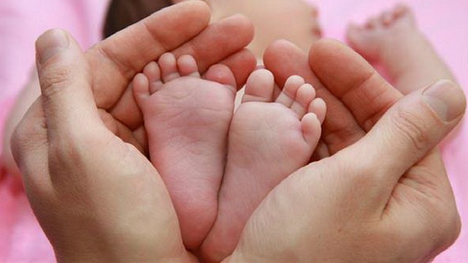 Ρόδος: Πατέρας και γιαγιά κατηγορούνται ότι άρπαξαν το 3 μηνών μωρό για να το πουλήσουν 