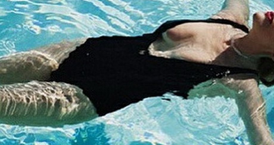 Η πασίγνωστη Ελληνίδα ηθοποιός πιο sexy από ποτέ στην πισίνα