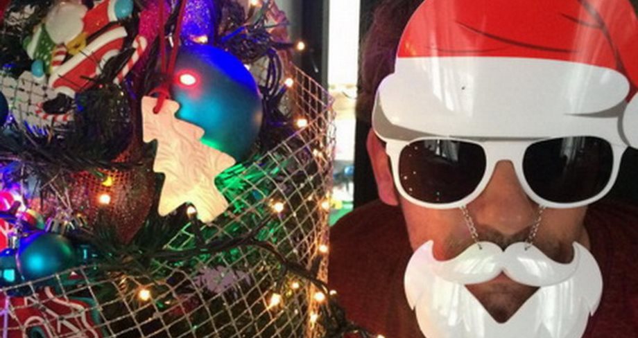 Ο νέος μπαμπάς της ελληνικής showbiz ντύθηκε Άγιος Βασίλης για τα παιδιά του!