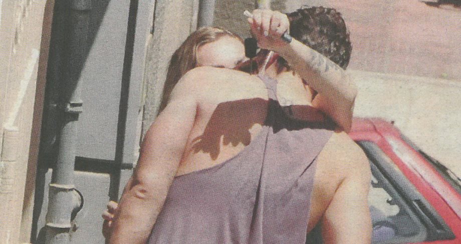 Το ζευγάρι της ελληνικής showbiz αντάλλασει τρυφερά φιλιά λίγο πριν έρθει στον κόσμο το παιδί του