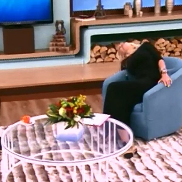 Ελένη Μενεγάκη: "Λιποθύμησε" με ατάκα καλεσμένου: "Ρε 'συ εδώ είναι ζωντανή εκπομπή" -VIDEO