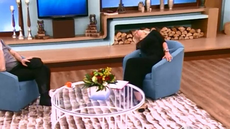 Ελένη Μενεγάκη: "Λιποθύμησε" με ατάκα καλεσμένου: "Ρε 'συ εδώ είναι ζωντανή εκπομπή" -VIDEO