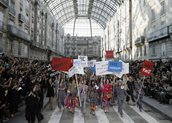 Μοντέλα διαδηλώνουν παρουσιάζοντας δημιουργίες του σχεδιαστή Karl Lagerfeld για τη συλλογή Άνοιξη/ Καλοκαίρι 2014 του οίκου Chanel