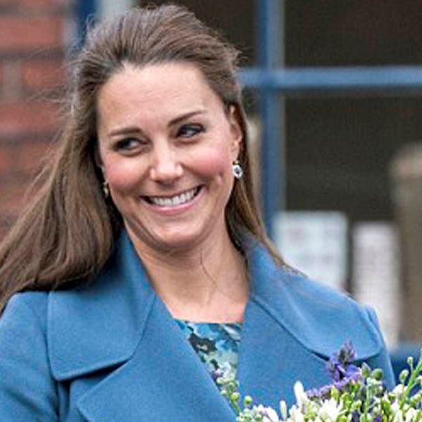 Kate Middleton: Εντυπωσιακή εμφάνιση με μπλε παλτό για την εγκυμονούσα